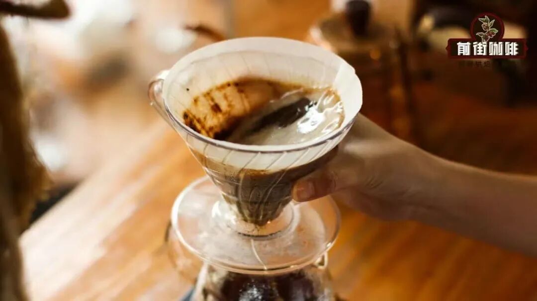 Sau khi rót nước xong lắc như thế này, thật sự có thể pha ra cà phê ngon sao?!
