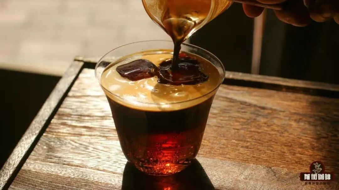 Cà phê americano soda đá bọt, làm thế nào để không có bọt tràn ra ngoài?
