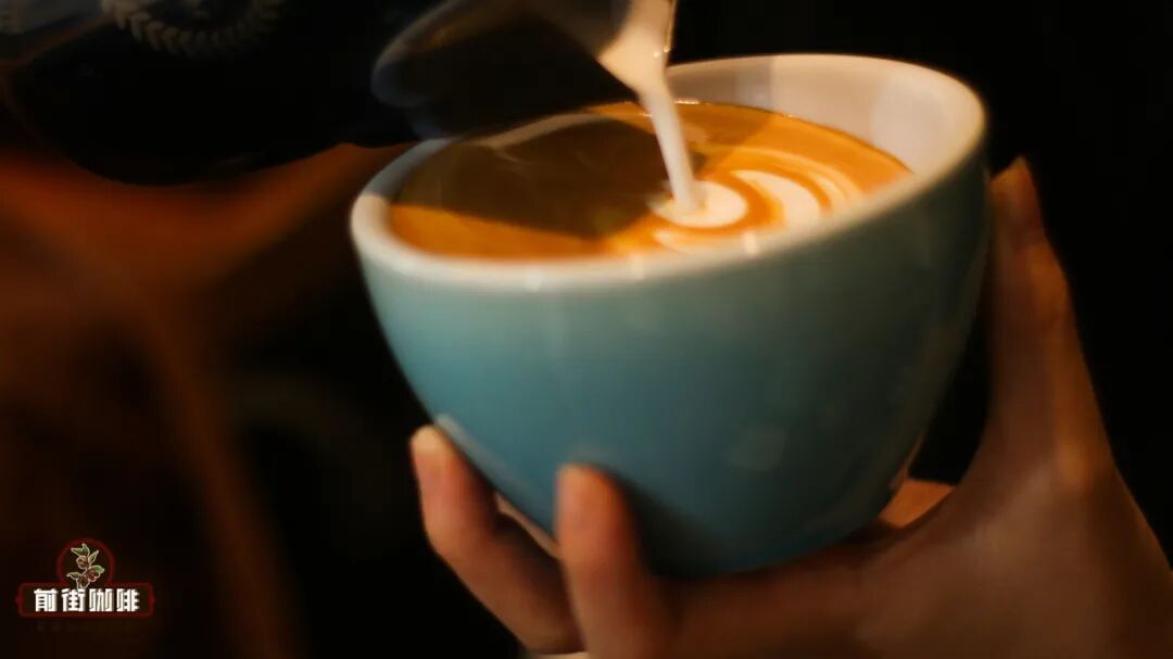 Tại sao các quán cà phê đều yêu cầu barista đến phỏng vấn làm một ly latte nóng?