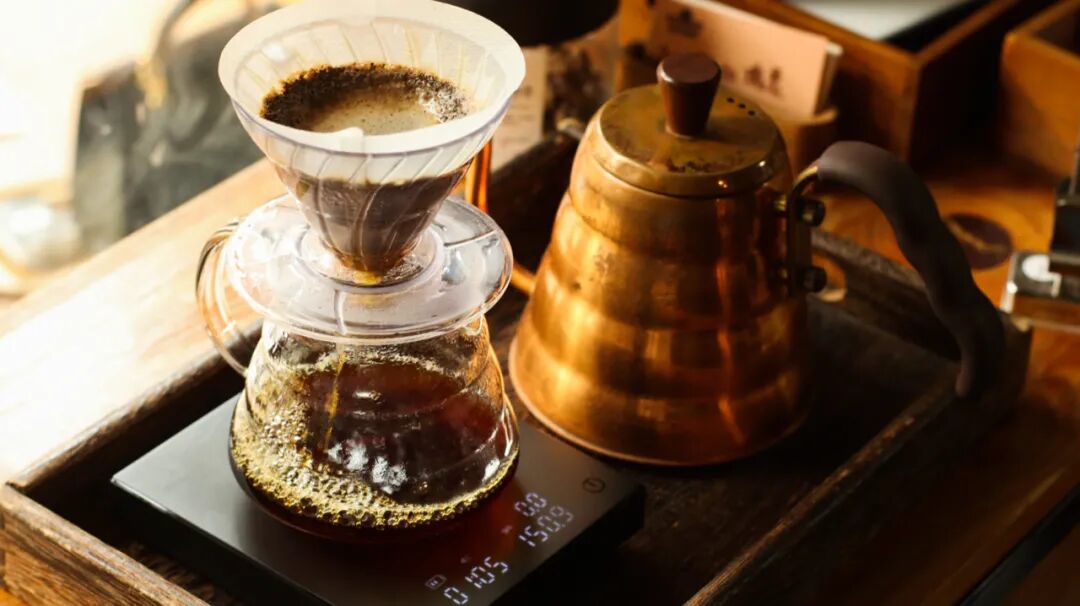 Sự khác biệt về thông số pha chế và thao tác giữa cà phê rang sáng và rang tối là gì?