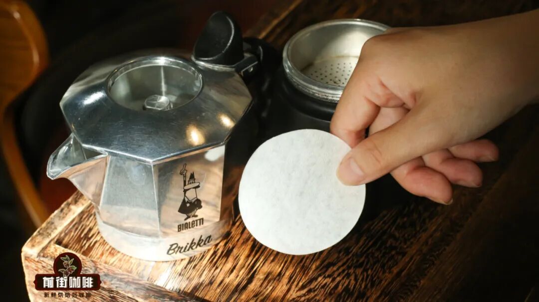 Khi pha cà phê bằng bình Moka, việc thêm giấy lọc có tác dụng gì?