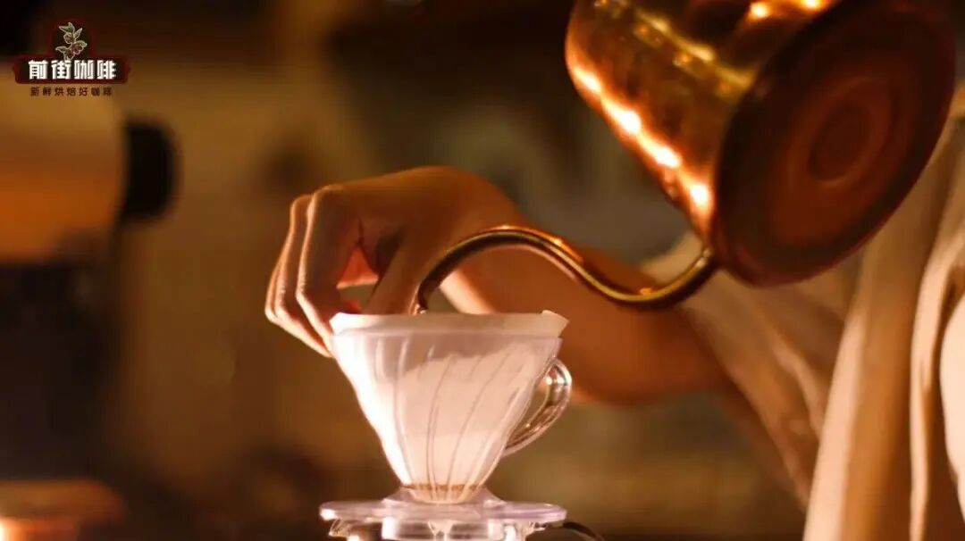 Làm ướt giấy lọc cà phê nên dùng nước nóng hay nước lạnh?