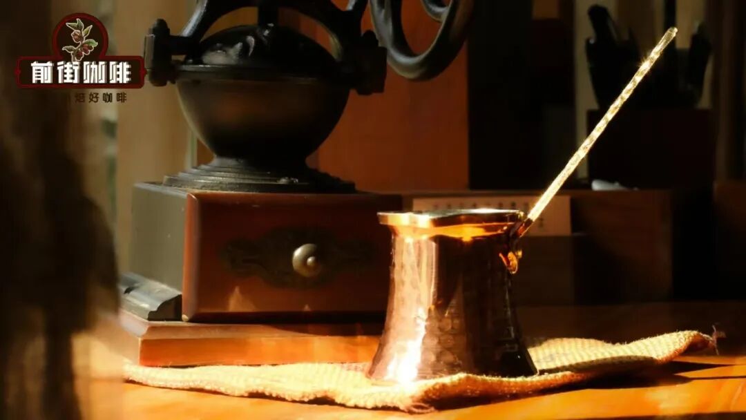 Tại sao cà phê pha bằng cát không bao giờ rót hết?